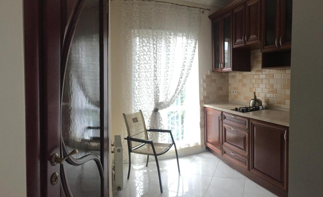 Cozy Studio Near Greek Square Appartamento Odessa Esterno foto